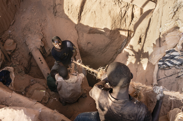 광부들이 콩고 콜웨지 인근 카술로 광산 안에서 코발트 더미를 끌어올리고 있다.  사진=포춘US