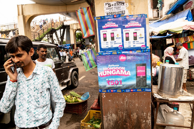 지오 상품을 파는 뭄바이의 한 가게. 지오의 등장 덕분에 인도 통신시장에서 모바일 데이터 가격인하 경쟁이 시작됐다. 사진=포춘US