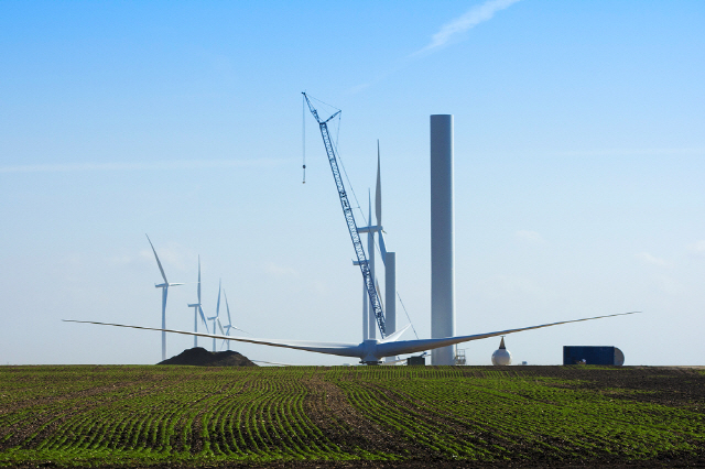 오클라호마 주 케이카운티 Kay County 블랙웰 풍력센터에 건설 중인 터빈의 모습. 뱅크 오브 아메리카의 ‘그린 본드’는 수십 개의 풍력 발전 프로젝트에 자금을 지원했다.  사진=포춘US
