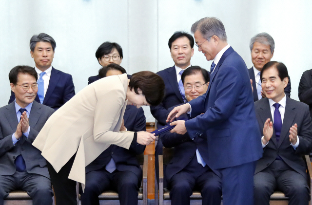 문재인 대통령이 2일 청와대에서 유은혜 부총리 겸 교육부 장관에게 임명장을 수여하고 있다. /연합뉴스