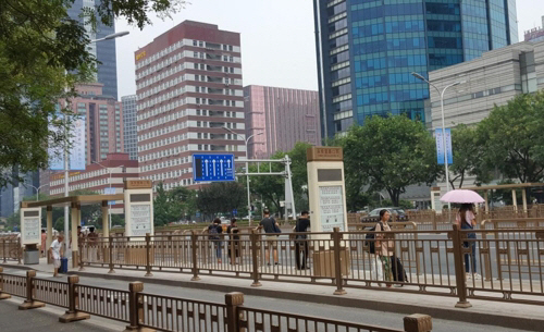 한국 기업의 광고판이 사라진 베이징 창안제 정류장   /연합뉴스