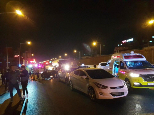 3일 술에 취한 상태로 고속도로에서 운전을 하다 8중 추돌사고를 낸 30대가 경찰에 입건됐다. /연합뉴스