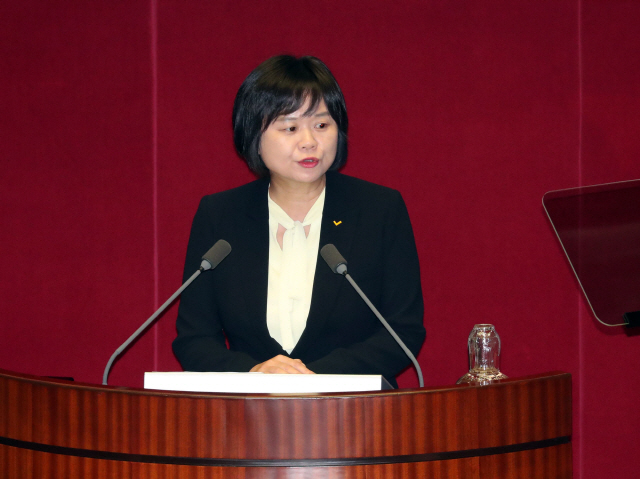 정의당 이정미 대표가 1일 오전 국회 본회의장에서 비교섭단체대표 연설을 하고 있다. /연합뉴스