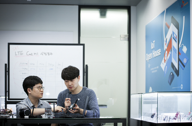 SK텔레콤 연구원들이 경기도 성남시 사물인터넷(IoT)오픈하우스에서 IoT 음성모듈이 탑재된 테스트 단말기를 살펴보고 있다./사진제공=SK텔레콤