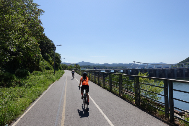 팔당역에서 이포보로 이어지는 ‘남한강 자전거길’
