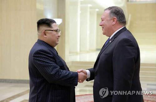 지난 5월 김정은(왼쪽) 북한 국무위원장이 방북한 마이크 폼페이오 미국 국무장관을 만나 악수하고 있다. /연합뉴스