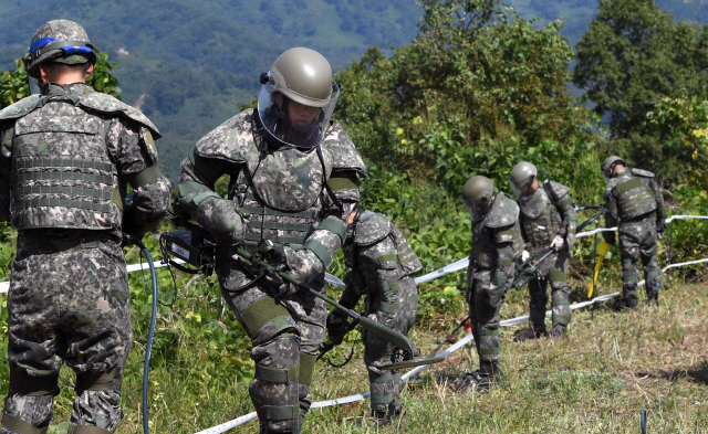 지난 2일 강원도 철원군 5사단 인근 비무장지대(DMZ) 화살머리고지 일대에서 군인들이 지뢰제거 작업을 벌이고 있다. 남북은 평양 남북정상회담에서 서명한 군사합의서에 따라 1일 판문점 공동경비구역(JSA)과 강원도 철원 DMZ에서 각각 지뢰제거 작업을 개시했다./철원사진공동취재단