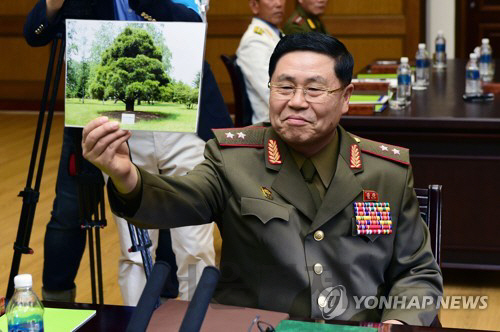 안익산 북측 수석대표가 지난 14일 오전 경기도 파주시 판문점 북측 통일각에서 열린 남북장성급군사회담에서 남측 대표단에게 2007년 노무현 전 대통령이 심은 소나무 사진을 보여주고 있다./사진제공=국방부