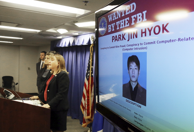 지난달 6일(현지시간)  트레이시 윌키슨 미국 검사가 로스엔젤레스(LA)에서 기자회견을 열어 북한 해커 박진혁에 대한 기소를 밝히고 있는 모습 /로스엔젤러스=AP연합뉴스