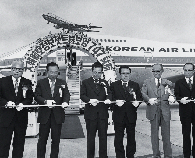1973년 5월 보잉 747점보기의 태평양 노선 취항식에서 한진그룹 조중훈(왼쪽에서 네번째) 창업주가 정재계 인사들과 함께 테이프 커팅을 하고 있다./사진제공=대한항공