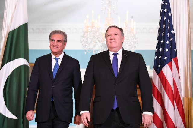 마이크 폼페이오 미 국무장관(오른쪽)이 3일(현지시간) “미국은 이란과의 경제관계와 영사권을 확립하는 1955년 협정을 끝낼 것”이라고 말했다./워싱턴DC 신화=연합뉴스