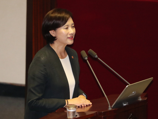 유은혜 사회부총리 겸 교육부 장관이 4일 국회 본회의장에서 주광덕 자유한국당 의원의 대정부 질문에 답하고 있다./연합뉴스