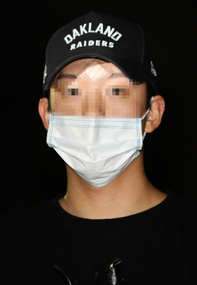 가수 구하라(27)씨의 남자친구 최모(27)씨가 지난달 17일 서울 강남경찰서에 출두하고 있다./연합뉴스