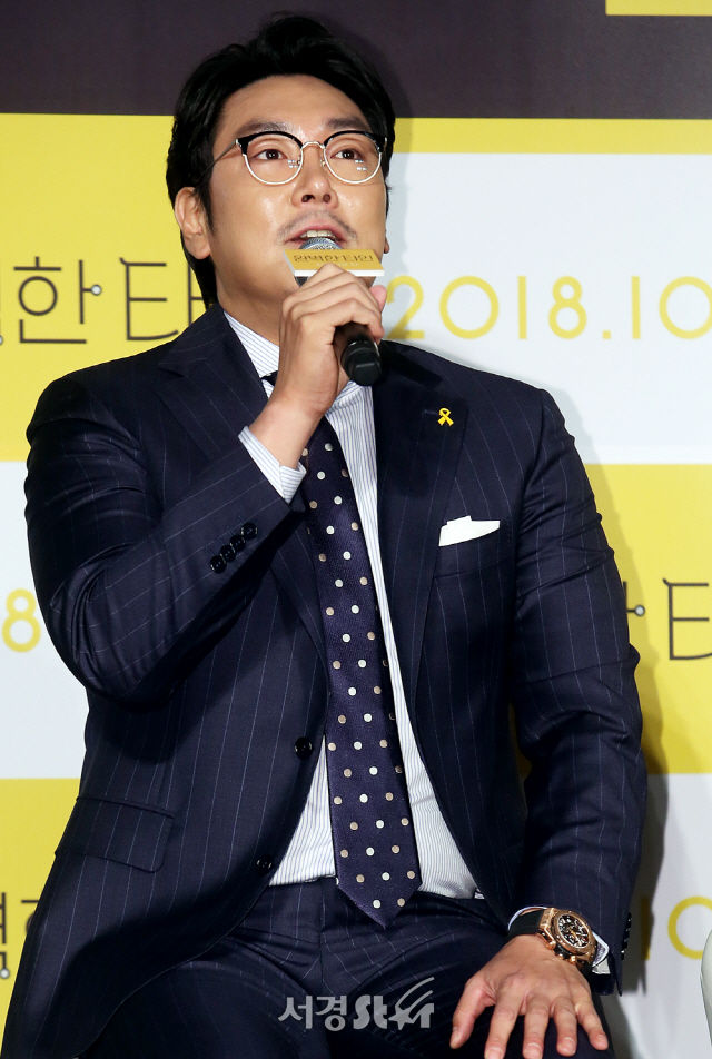 조진웅이 4일 오전 서울 자양동 롯데시네마 건대입구에서 열린 영화 ‘완벽한 타인’ 제작보고회에 참석하고 있다.