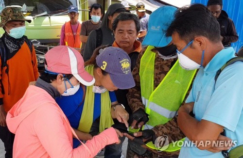 규모 7.5의 강진으로 무너진 인도네시아 중앙술라웨시 주 팔루 시에서 아들을 찾는 한국인 어머니. / 사진=연합뉴스