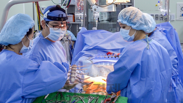 박병준(가운데) 중앙대병원 흉부외과 교수가 암이 가슴·갈비뼈에 전이된 환자에게 3D 프린팅 티타늄뼈 이식수술을 하고 있다. /사진제공=중앙대병원