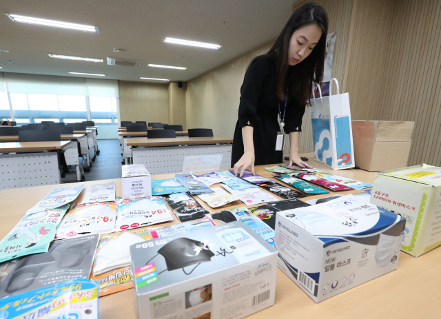 4일 오전 서울 송파구 한국소비자원 서울지원에서 관계자가 조사 대상 마스크를 정리하고 있다. 최근 고농도 미세먼지가 계절과 상관없이 발생하면서 마스크를 찾는 소비자가 늘고 있지만, 제품별로 미세먼지 차단 성능에 큰 차이가 있어 주의가 요구된다./연합뉴스