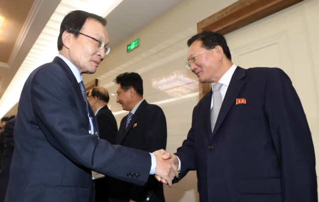 이해찬 더불어민주당 대표가 4일 평양국제공항에서 환영나온 북측 인사들과 악수를 하고 있다./사진공동취재단