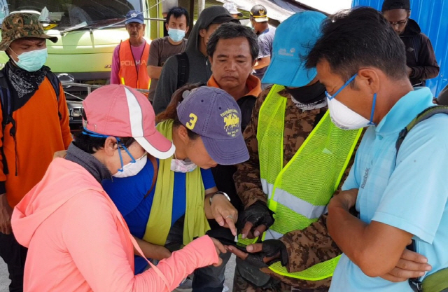 한국인 어머니가 규모 7.5의 강진으로 무너진 인도네시아 중앙술라웨시 주 팔루 시에서 아들을 찾는/연합뉴스