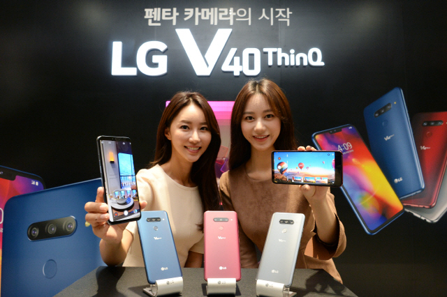 LG전자 모델들이 4일 서울 마곡 LG사이언스파크에서 열린 V40 씽큐(ThinQ) 공개 기자간담회에서 제품을 소개하고 있다. /사진제공=LG전자