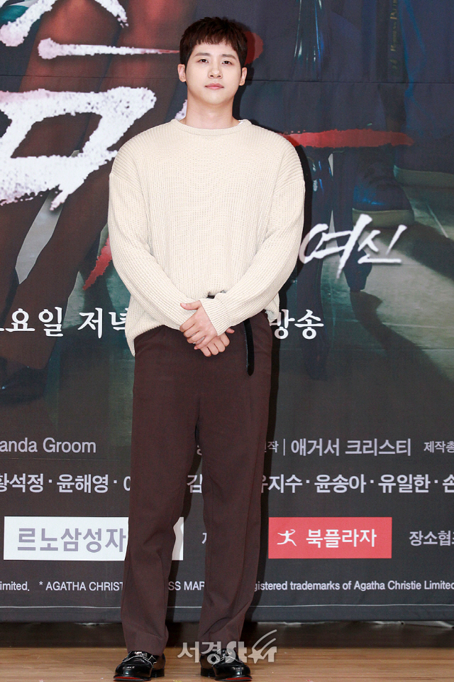 배우 신우가 SBS 새 주말특별기획 ‘미스 마, 복수의 여신’ 제작발표회에 참석해 포즈를 취하고 있다.