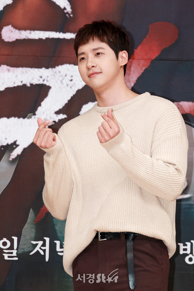 배우 신우가 SBS 새 주말특별기획 ‘미스 마, 복수의 여신’ 제작발표회에 참석해 포즈를 취하고 있다.