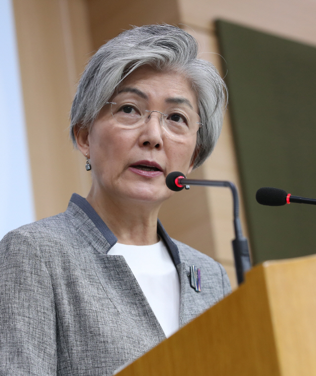 강경화 외교부 장관이 지난 4일 서울 종로구 외교부 청사에서 한반도 비핵화 방안에 대해 기자 브리핑을 하고 있다. /연합뉴스