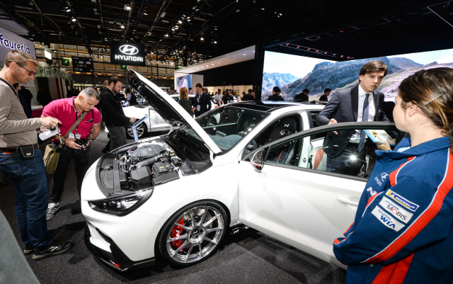 지난 2일 열린 파리모터쇼에서 세계 각국의 취재진이 현대자동차가 처음 공개한 i30 N 쇼카의 내외부를 둘러보고 있다. /사진제공=현대차
