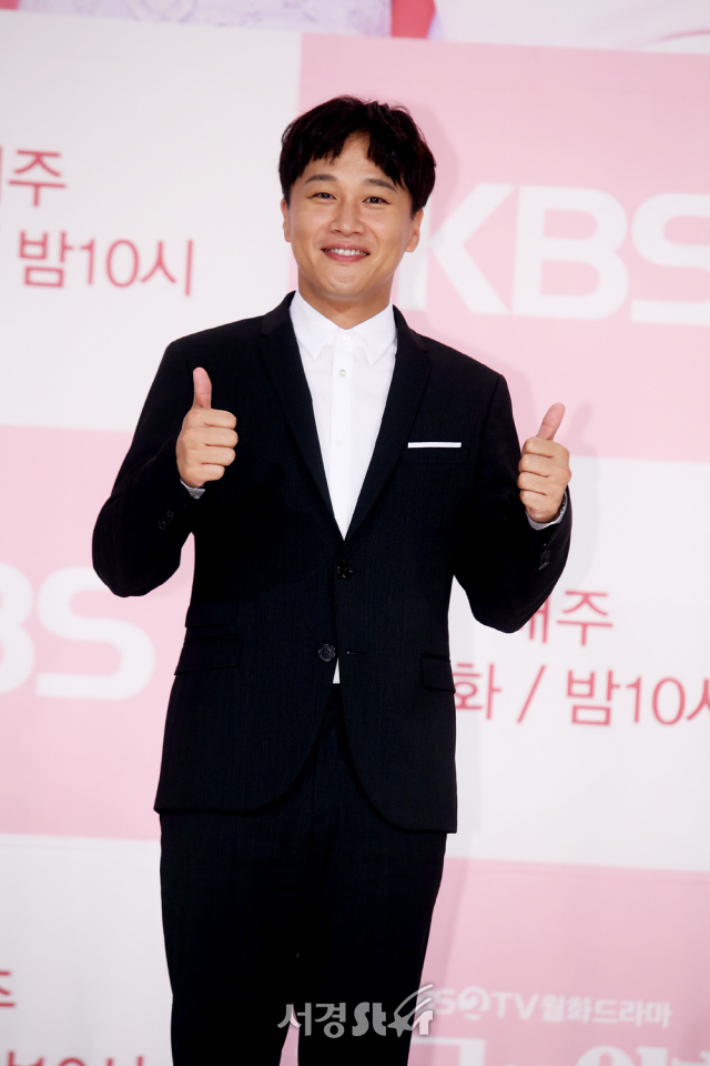 배우 차태현이 5일 오후 서울 영등포 타임스퀘어 아모리스홀에서 열린 KBS 2TV 새 월화드라마 ‘최고의 이혼’(극본 문정민/ 연출 유현기) 제작발표회에 참석하고 있다.