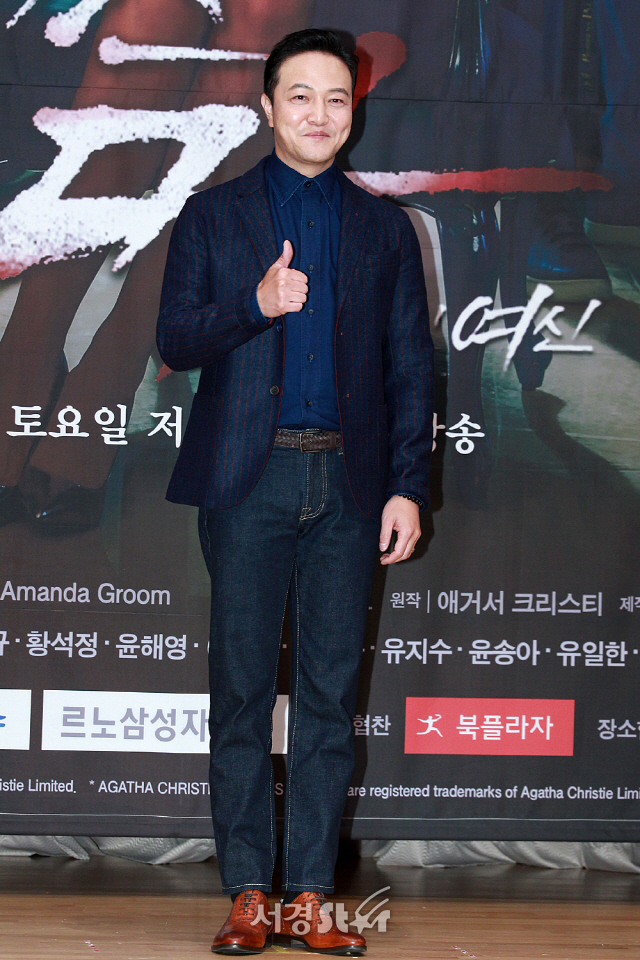 배우 정웅인이 SBS 새 주말특별기획 ‘미스 마, 복수의 여신’ 제작발표회에 참석해 포즈를 취하고 있다.