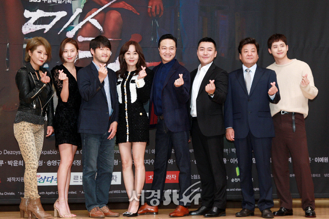 감독 및 배우들이 SBS 새 주말특별기획 ‘미스 마, 복수의 여신’ 제작발표회에 참석해 포즈를 취하고 있다.