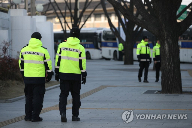 비상근무중인 경찰. 이 사진은 기사와 직접적인 관련이 없습니다./연합뉴스