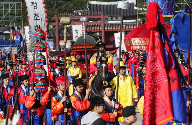 화성행궁 출발한 정조대왕 능행차 행렬      (수원=연합뉴스) 홍기원 기자 = ‘2018 정조대왕 능행차 공동재현’ 행렬이 7일 오전 경기도 수원시 팔달구 화성행궁을 출발해 융릉으로 향하고 있다. 2018.10.7      xanadu@yna.co.kr  (끝)      <저작권자(c) 연합뉴스, 무단 전재-재배포 금지>