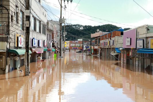 지난 6일 태풍 ‘콩레이’의 영향으로 많은 비가 내린 경북 영덕군 강구면 강구시장 주변 상가가 물에 잠겨 있다. /영덕=연합뉴스