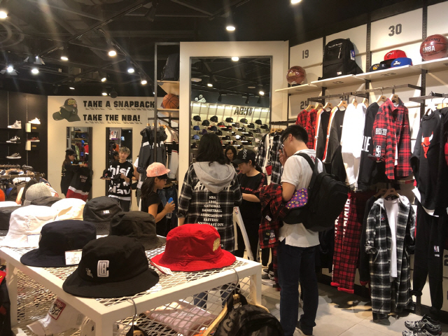 7일 중국 상하이 난징동루의 라이프스 쇼핑몰 지하 1층에 있는 NBA 매장에서 중국 소비자들이 쇼핑을 하고 있다. 이 매장은 NBA 상하이 매장 가운데 가장 매출이 높으며 월 1억2,000만원 수준을 기록하고 있다./상하이=이수민기자