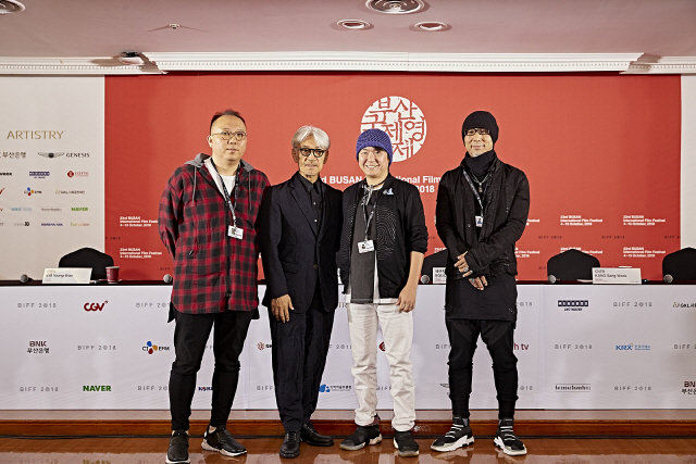 6일 부산 해운대 그랜드호텔에서 열린 ‘안녕, 티라노’ 기자간담회에서 강상욱(왼쪽부터) 총괄 프로듀서, 사카모토 류이치 음악감독, 시미즈 코분 감독, 에구치 마리스케 작화 감독이 기념촬영을 하고 있다. /사진제공=부산국제영화제 집행위원회