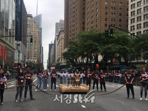 맨해튼에 등장한 '소녀상'…뉴욕 코리아 퍼레이드 개최