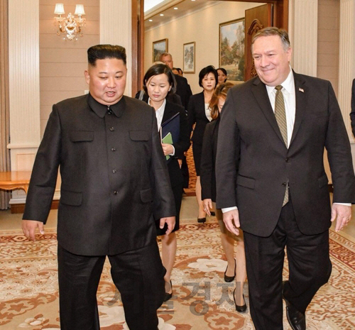 마이크 폼페이오 미국 국무부 장관이 7일 평양에서 김정은 북한 국무위원장과 만났다./폼페이오 장관 트위터 캡처