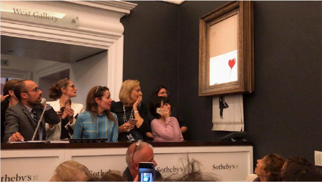 영국의 거리예술가 뱅크시가 자신의 작품이 런던 소더비 경매에서 15억원에 낙찰되자 원격조종으로 그림을 파쇄했고 이를 SNS를 통해 밝혔다. /사진출처=뱅크시(Banksy) 인스타그램