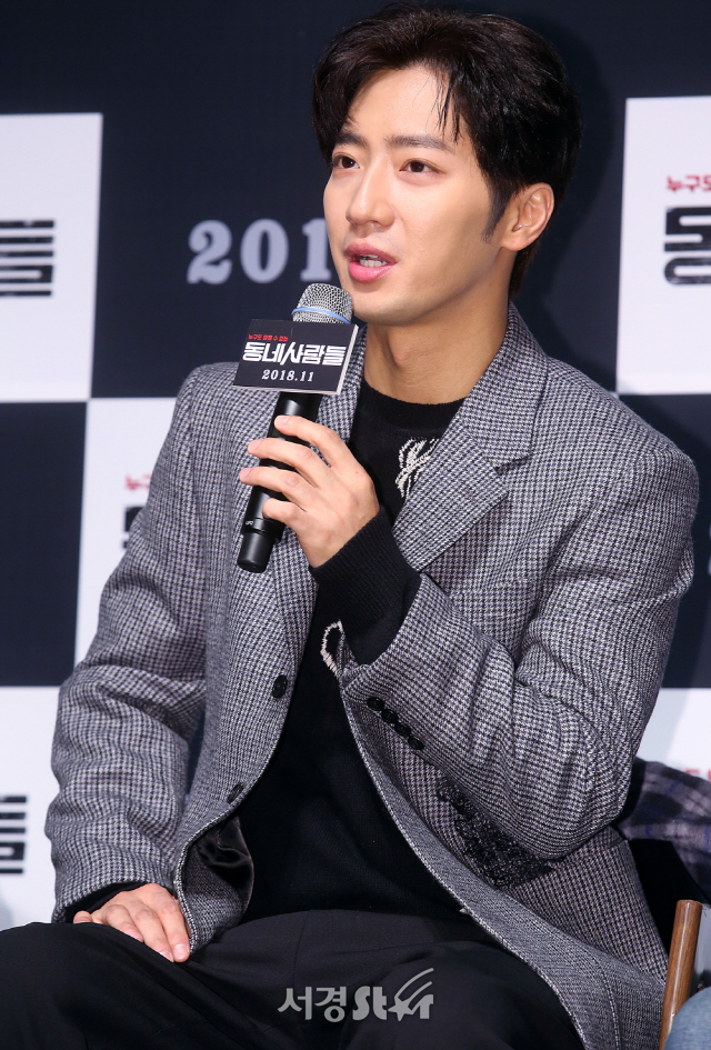 배우 이상엽이 8일 오전 서울 강남구 압구정CGV에서 열린 영화 ‘동네사람들’ 제작보고회에 참석하고 있다.