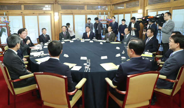 이낙연 국무총리가 8일 오전 서울 종로구 삼청동 총리공관에서 열린 고위 당정청협의회에서 인사말을 하고 있다. /연합뉴스