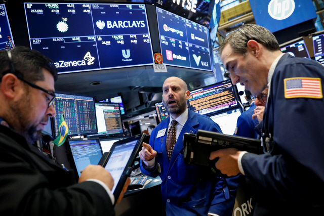 지난 3일(현지시간) 미국 뉴욕증권거래소(NYSE)에서 증권 트레이더들이 업무를 보고 있다. /뉴욕=로이터연합뉴스