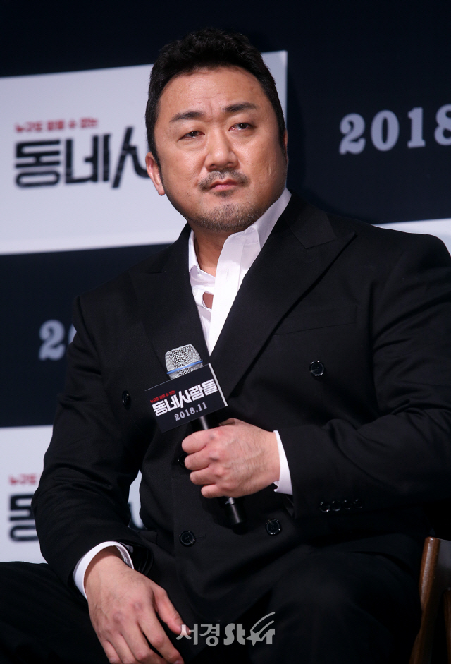 배우 마동석이 8일 오전 서울 강남구 압구정CGV에서 열린 영화 ‘동네사람들’ 제작보고회에 참석하고 있다.