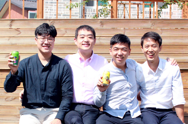 KAIST 경영학석사(MBA) 동문인 김형진(왼쪽부터) 부루구루 이사, 박상재 대표, 박훈 최고기술책임자(CTO), 추현진 이사가 콤부차 음료를 들고 웃고 있다. /사진제공=KAIST