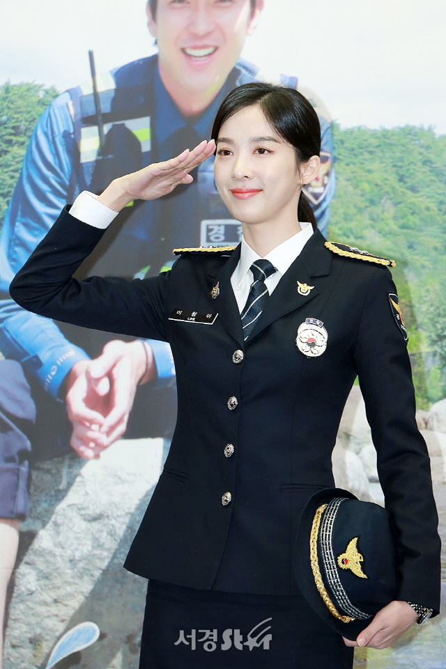 배우 이청아가 MBC 에브리원 ‘시골경찰4’ 제작발표회에 참석해 포즈를 취하고 있다.