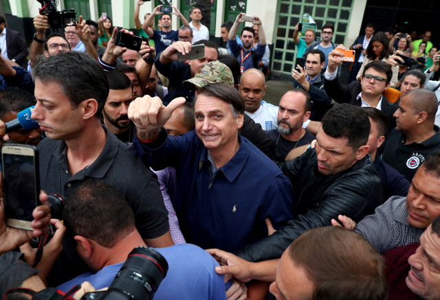 Jair Bolsonaro, far-right lawmaker and presidential candidate of the Social Liberal Party (PSL), gestures after casting his vote, in Rio de Janeiro, Brazil October 7, 2018. REUTERS/Pilar Olivares       TPX IMAGES OF THE DAY      <저작권자(c) 연합뉴스, 무단 전재-재배포 금지>