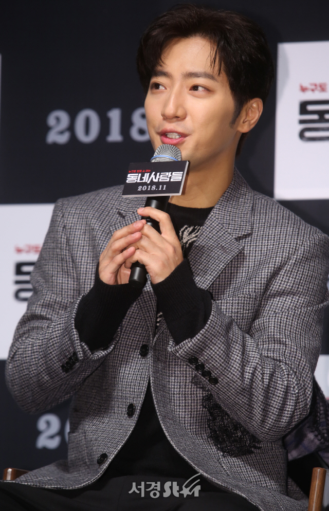 배우 이상엽이 8일 오전 서울 강남구 압구정CGV에서 열린 영화 ‘동네사람들’ 제작보고회에 참석하고 있다.
