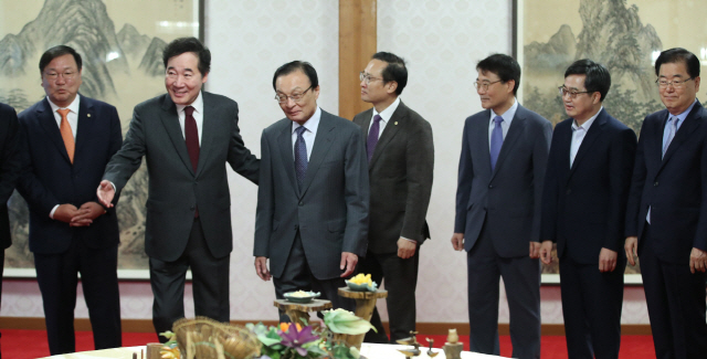 이낙연 국무총리(왼쪽 두번째)가 8일 오전 서울 종로구 삼청동 총리공관에서 열린 고위 당정청협의회에서 기념촬영을 마친 뒤 이해찬 더불어민주당 대표(왼쪽 세번째)등과 회의장으로 향하고 있다. /연합뉴스