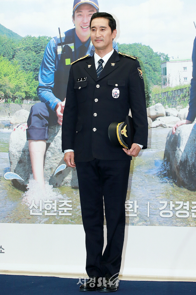 배우 신현준이 MBC 에브리원 ‘시골경찰4’ 제작발표회에 참석해 포즈를 취하고 있다.