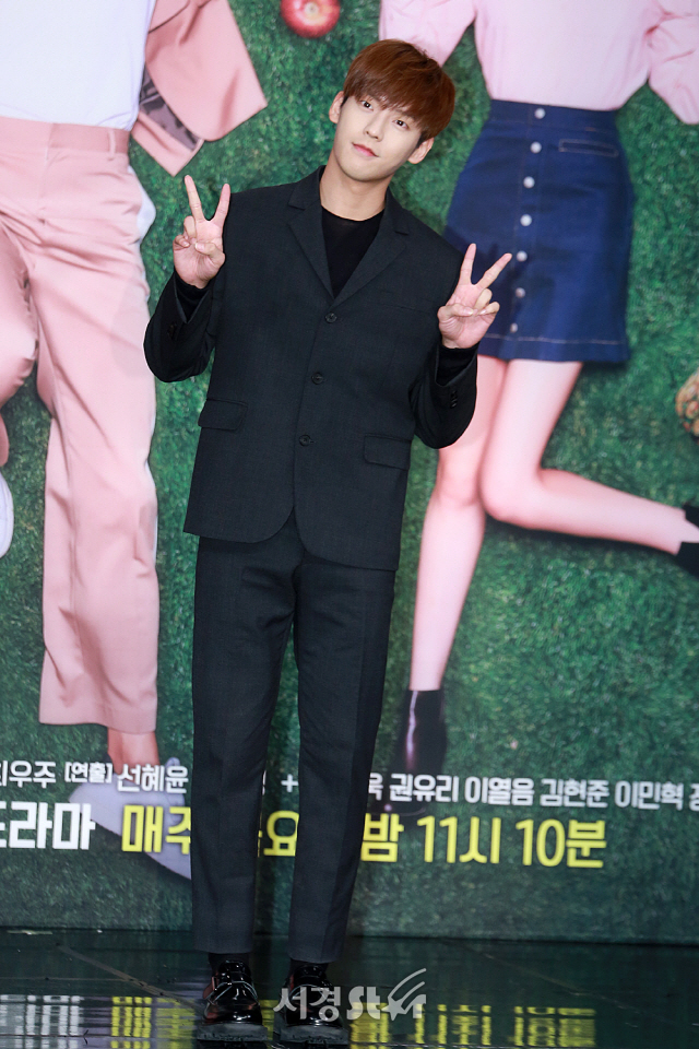 배우 이민혁이 MBC 예능드라마 ‘대장금이 보고 있다’ 제작발표회에 참석해 포토타임을 갖고 있다.